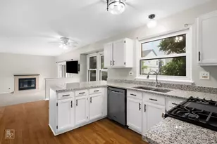 83 Plymouth Ct, Aurora, IL 60504 - Photo 5