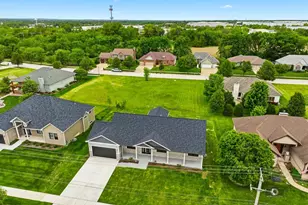 684 Schomer Rd, Aurora, IL 60505 - Photo 3