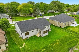 684 Schomer Rd, Aurora, IL 60505 - Photo 23