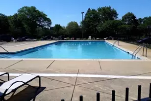 2275 Country Club Dr, Woodridge, IL 60517 - Photo 9