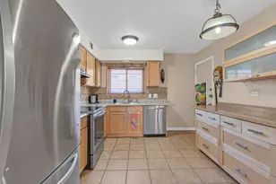 9480 Bay Colony Dr, Des Plaines, IL 60016 - Photo 5