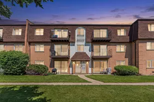 9480 Bay Colony Dr, Des Plaines, IL 60016 - Photo 1