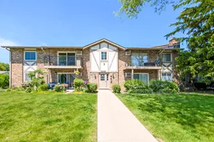 16W 540 Lake Dr, Willowbrook, IL 60527 - Photo 1