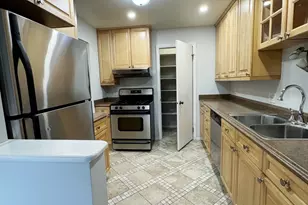 576 Greystone Ln, Wheeling, IL 60090 - Photo 5