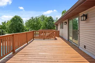 1404 Larson St, Sycamore, IL 60178 - Photo 9