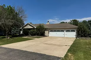 122 Windward Ln, Rochelle, IL 61068 - Photo 1