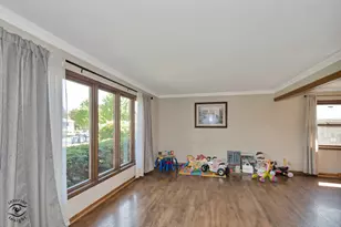 825 Walnut Dr, Darien, IL 60561 - Photo 5