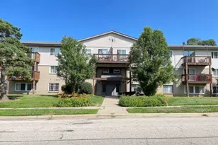 555 Deepwoods Dr, Mundelein, IL 60060 - Photo 1