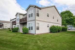 394 Woodview Cir, Elgin, IL 60120 - Photo 17
