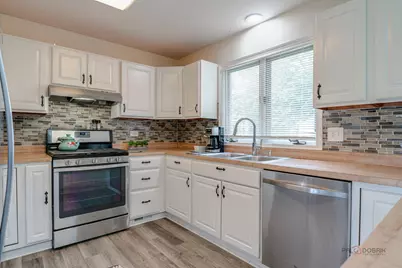 809 Carol Avenue S, McHenry, IL 60050 - Photo 11