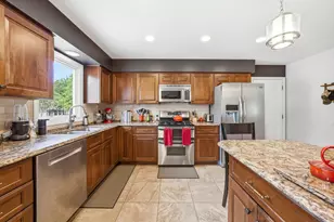 260 Hillhurst Dr, Cary, IL 60013 - Photo 11