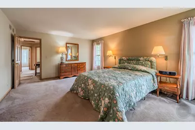 1046 E Amberwood Circle, Naperville, IL 60563 - Photo 17