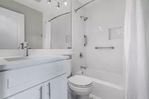 611 W Patterson Ave, Chicago, IL 60613 - Photo 11