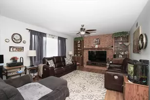 2153 Jordan Cir, Elgin, IL 60123 - Photo 15