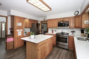 2153 Jordan Cir, Elgin, IL 60123 - Photo 11