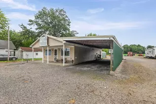 1095 W Robinson St, Wayne City, IL 62895 - Photo 35