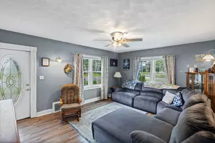 1095 W Robinson St, Wayne City, IL 62895 - Photo 9