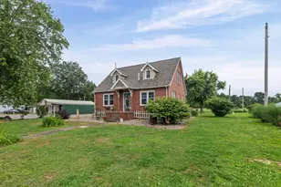 1095 W Robinson St, Wayne City, IL 62895 - Photo 3