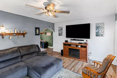 1095 W Robinson Street, Wayne City, IL 62895 - Photo 11
