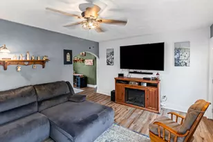 1095 W Robinson St, Wayne City, IL 62895 - Photo 11