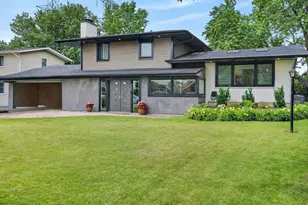 2843 S Briarwood Dr E, Arlington Heights, IL 60005 - Photo 1
