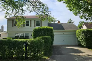 10 Mayflower Rd, Vernon Hills, IL 60061 - Photo 1
