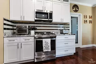 335 Wentworth Ln, Bartlett, IL 60103 - Photo 9