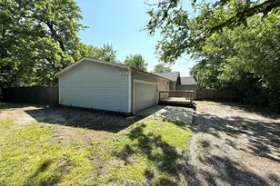 8400 S 84th Ct, Hickory Hills, IL 60457 - Photo 3