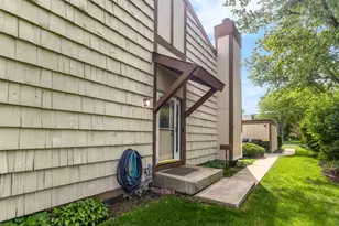 563 N Woodfield Trail, Roselle, IL 60172 - Photo 3