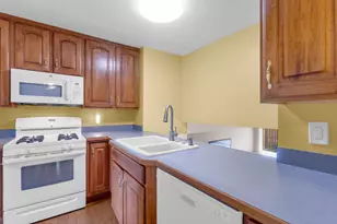 563 N Woodfield Trail, Roselle, IL 60172 - Photo 13