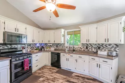 19866 Lakewood Drive, Bloomington, IL 61705 - Photo 5