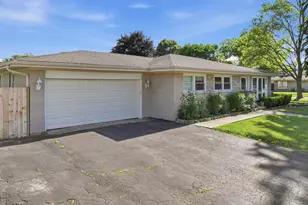 2001 Plainfield Dr, Des Plaines, IL 60018 - Photo 3