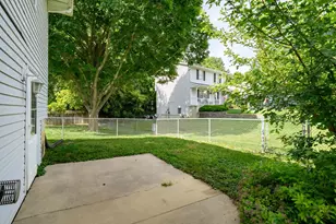 2014 Woodhavens Dr, Bloomington, IL 61701 - Photo 25