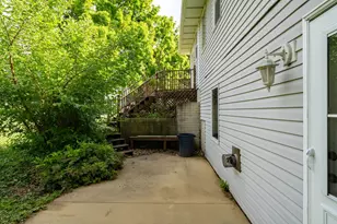 2014 Woodhavens Dr, Bloomington, IL 61701 - Photo 29