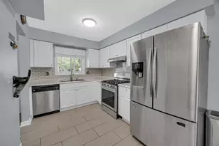 1010 Heathrow Ct, Wheaton, IL 60189 - Photo 13