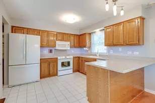 317 Wooded Knoll Dr, Cary, IL 60013 - Photo 5