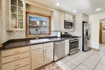 2825 Eisenhower Drive, Des Plaines, IL 60018 - Photo 9