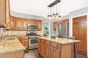 27W306 Victoria Ln, Winfield, IL 60190 - Photo 9