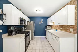 383 Woodview Cir, Elgin, IL 60120 - Photo 7