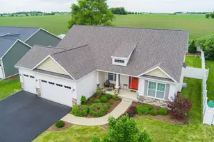 855 Coventry Cir N, Sycamore, IL 60178 - Photo 1