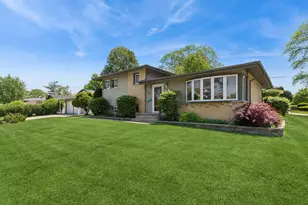 801 E Greenwood Dr, Mount Prospect, IL 60056 - Photo 1