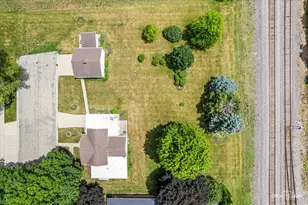 305 E Navaho Ave, Shabbona, IL 60550 - Photo 29