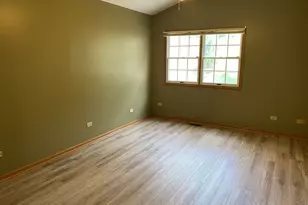 8581 Sandalwood Dr, Darien, IL 60561 - Photo 9