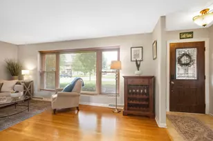 1110 E Dogwood Ln, Mount Prospect, IL 60056 - Photo 3