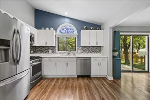 5825 Hancock Ln, Gurnee, IL 60031 - Photo 9