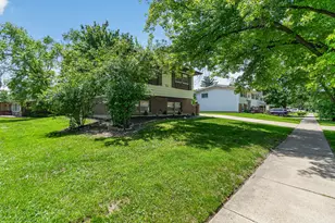 702 W Fitzhenry Ct, Glenwood, IL 60425 - Photo 3