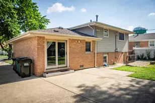10435 Barnard Dr, Chicago Ridge, IL 60415 - Photo 3
