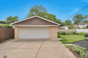 10208 S St Louis Ave, Evergreen Park, IL 60805 - Photo 25