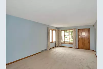 10208 S Saint Louis Avenue, Evergreen Park, IL 60805 - Photo 3
