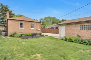 10208 S St Louis Ave, Evergreen Park, IL 60805 - Photo 23